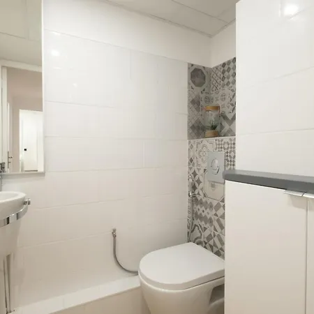 Apartment Comfy With Residential Swimming Pool