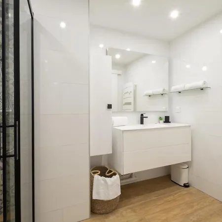 Comfy With Residential Swimming Pool Apartment